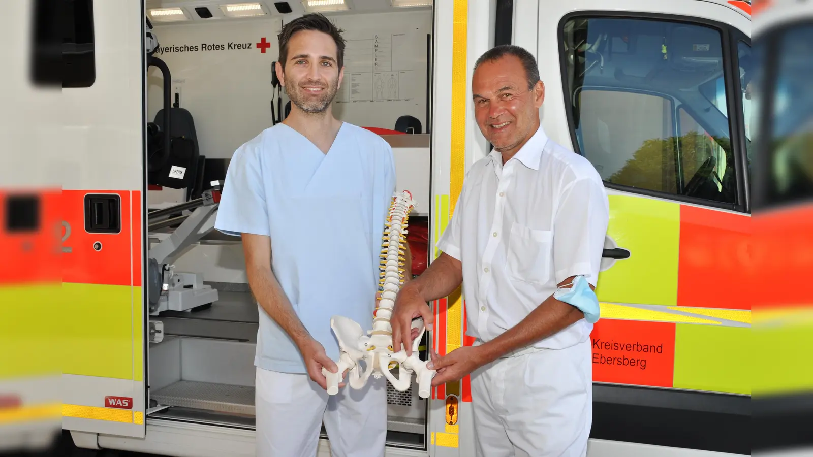 Benedikt Mildner (li.) und Dr. Artur Klaiber erläutern anhand einer Plastik, an welchen Stellen der Wirbelsäule bei älteren Patienten häufig Frakturen auftreten können. (Foto: kk/sf)