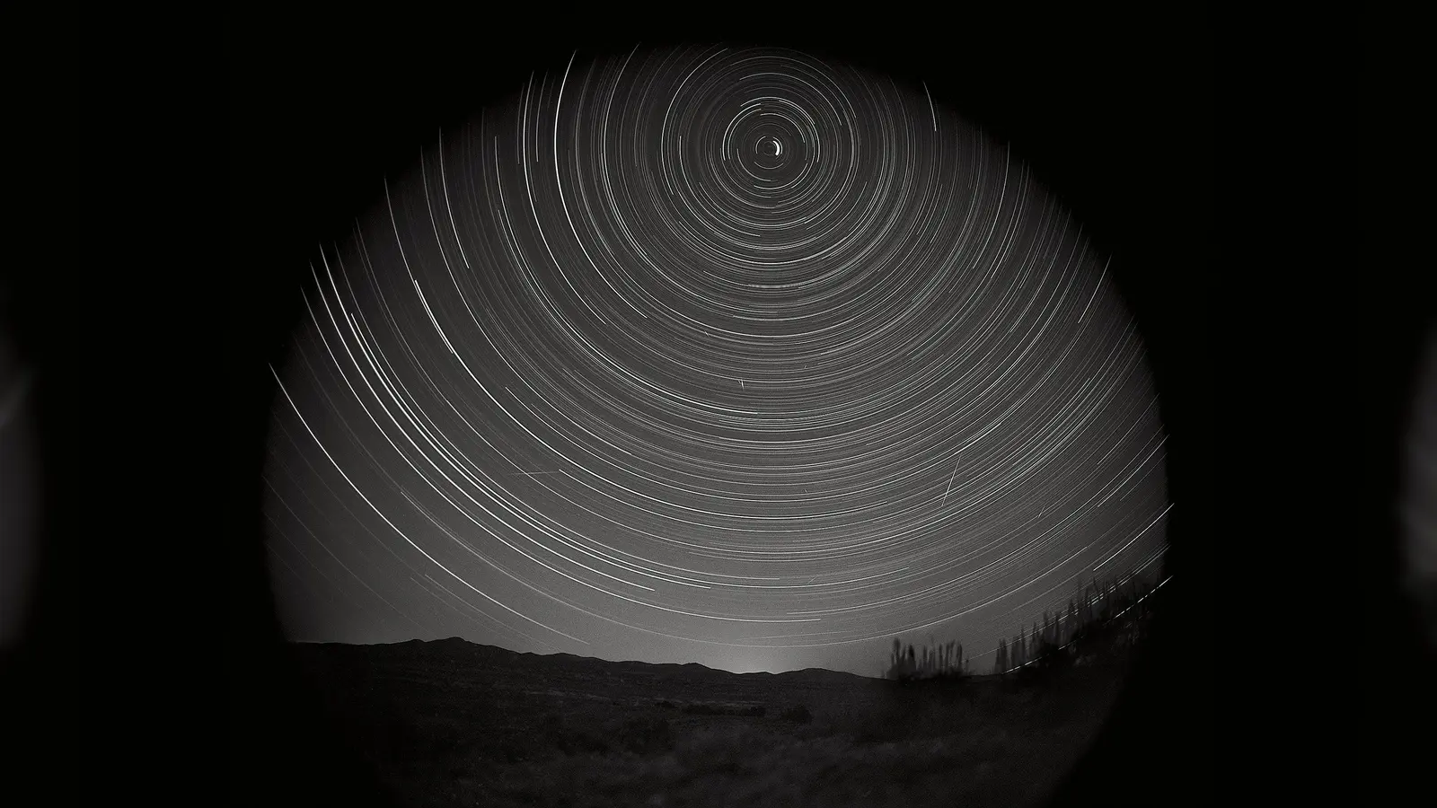 Mit Langzeitbelichtungen setzt Stefan Hagen den Mensch in Relation zu einer Landschaft. Dieses Erforschen <br>einer Position im Raum führte ihn zu Astronomie. (Foto: Stefan Hagen)