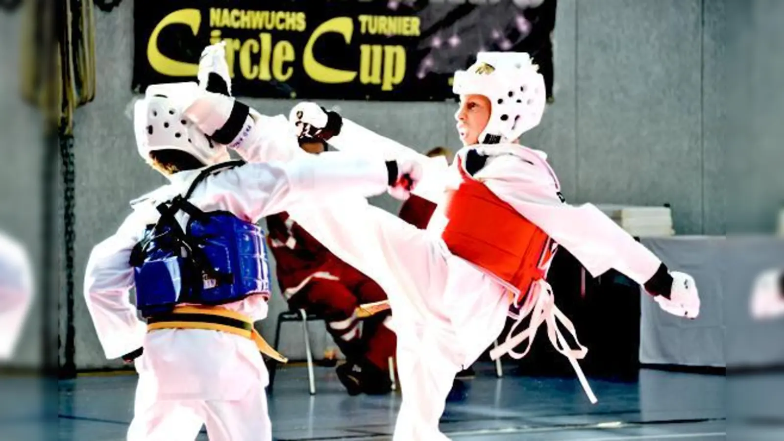 Max Thieme (r.) kämpfte mit 27 anderen Kindern und Jugendlichen des Taek­wondo Kirchseeon um den Circle Cup.	 (Foto: Markus Thieme)