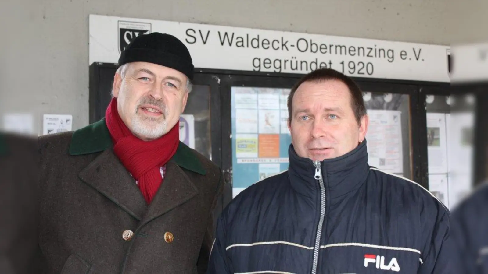 Waldeck-Präsident Herbert Brüser und Platzwart Reiner Wegscheider (v.l.) sind zufrieden mit der Anlage an der Meyerbeerstraße. Nur der Kunstrasen müsste dringend erneuert werden. (Foto: US)