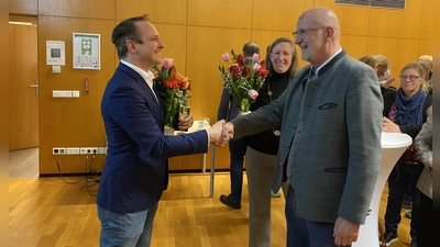 Rudolph Haux gratuliert Stefan Göttlinger (links) zur Wahl zum neuen Ersten Bürgermeister.  (Foto: Gemeinde Krailling / Solveig Butzert )