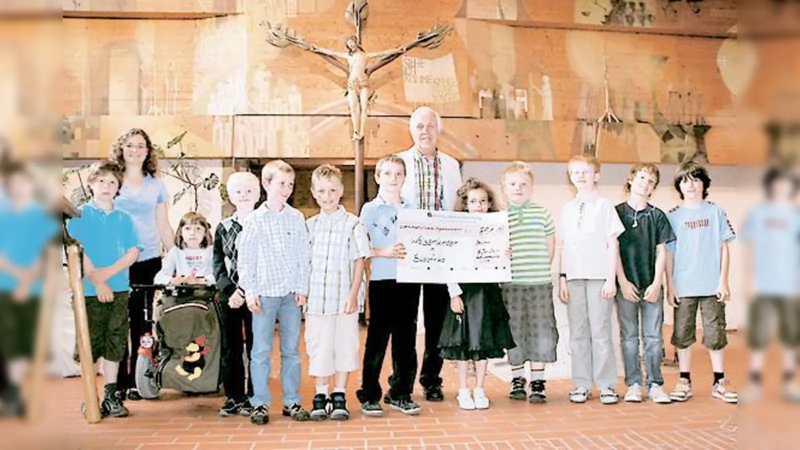 Erich Bayer bei der Scheckübergabe mit den Kindern der Pfarrei Maria Königin.  (Foto: Privat)