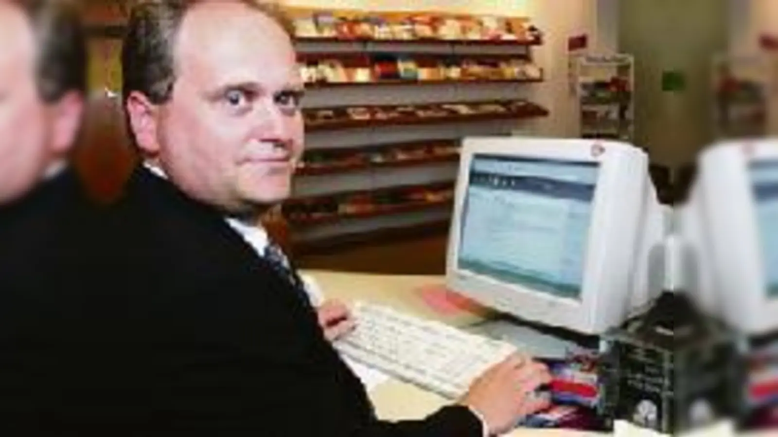 Mit der neuen Bibliothekssoftware kann effizient gearbeitet werden. Der ganz große Vorteil sind aber unter anderem die besseren Internet-Recherchefunktionen für Kunden.	 (Foto: ko)