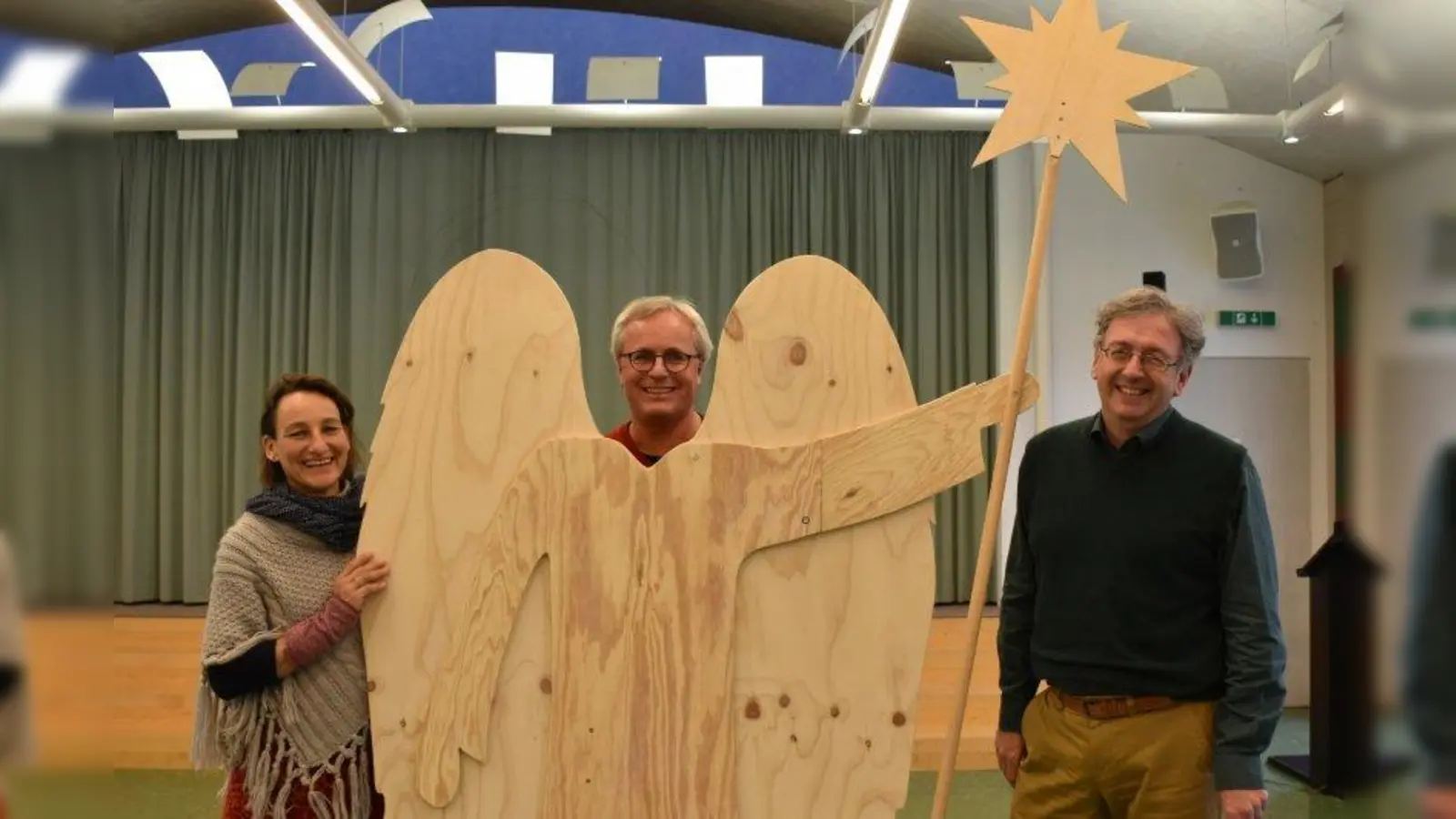 Mit dem Engel der Verkündigung kann man sich fotografieren lassen. Die Starnberger evangelischen Pfarrer Dr. Stefan Koch (rechts), Johannes de Fallois und Andrea Stempel-de Fallois müssen die Weihnachtsmetten anders feiern als gewohnt. (Foto: Hauck)