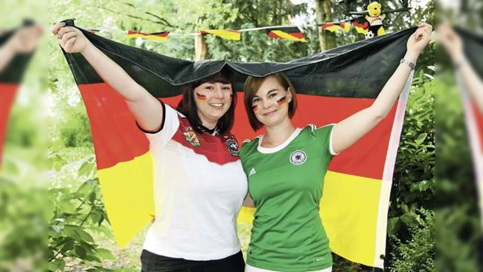 Die Fahne als Schattenspender! Public Viewing ist für viele ein einmaliges Erlebnis, trotzdem sollte bei hohen Temperaturen an die Gesundheit gedacht werden. 	 (Foto: Malteser)