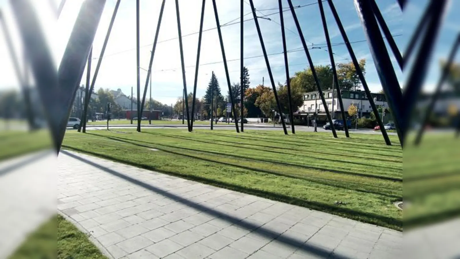 Rund um die Mae West sollten schon längst Bäume stehen, aber der BA konnte sich nicht auf eine Baumart einigen.  (Foto: hgb)