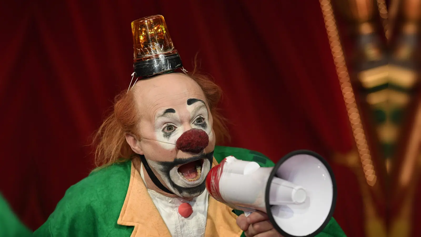 Anatoli Akermann freut sich die Besucher beim Cirucs Roncalli zum Lachen zu bringen. (Foto: Roncalli)