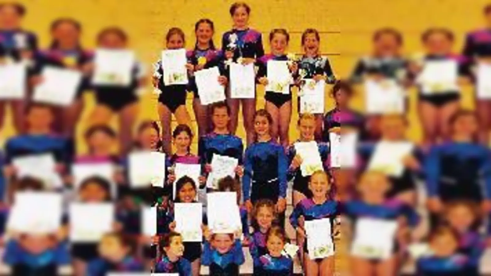 Stolzer Nachwuchs: Die Turnerinnen des SV Lohhof mit ihren Urkunden und Pokalen. 	 (Foto: SVL)