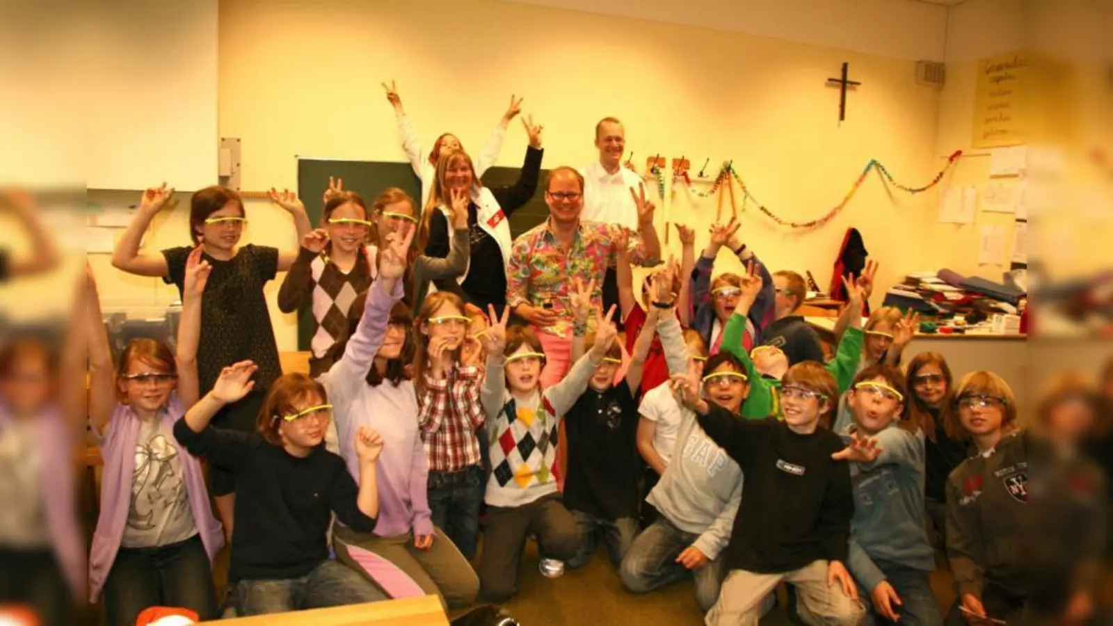 „Das war ein Riesenerfolg.“ Schulleiterin Karin Beer, Oliver Baron und Xaver Steemann (hinten Mitte v.l.) im Kreise von begeisterten Viertklässlern in der Grundschule an der Würm Stockdorf. (Foto: US)