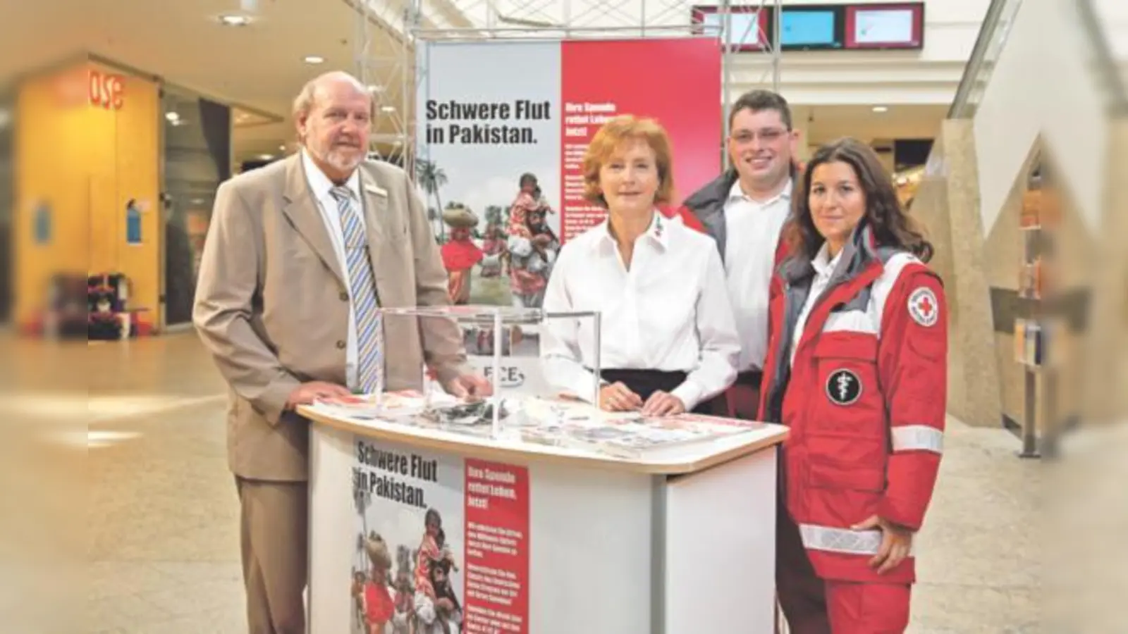 Von links: pep-Hausinspektor Vitus Schaller, Dr. Hildegard Kronawitter, Michael Seidler und Alexandra Mastoropoulou (beide BRK-Bereitschaft Neuperlach) bei der Auftaktveranstaltung im pep.  (Foto: pep)