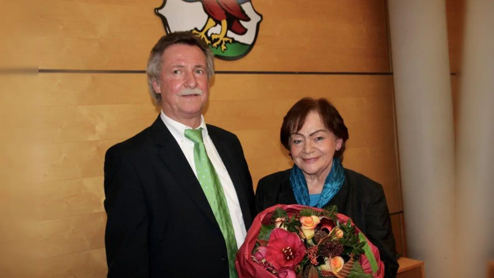 Bürgermeister Heinrich Hofmann zeichnete Monika Schulz für 25 Jahre Zugehörigkeit zum Gemeinderat mit der Ehrenurkunde der Gemeinde aus. (Foto: us)