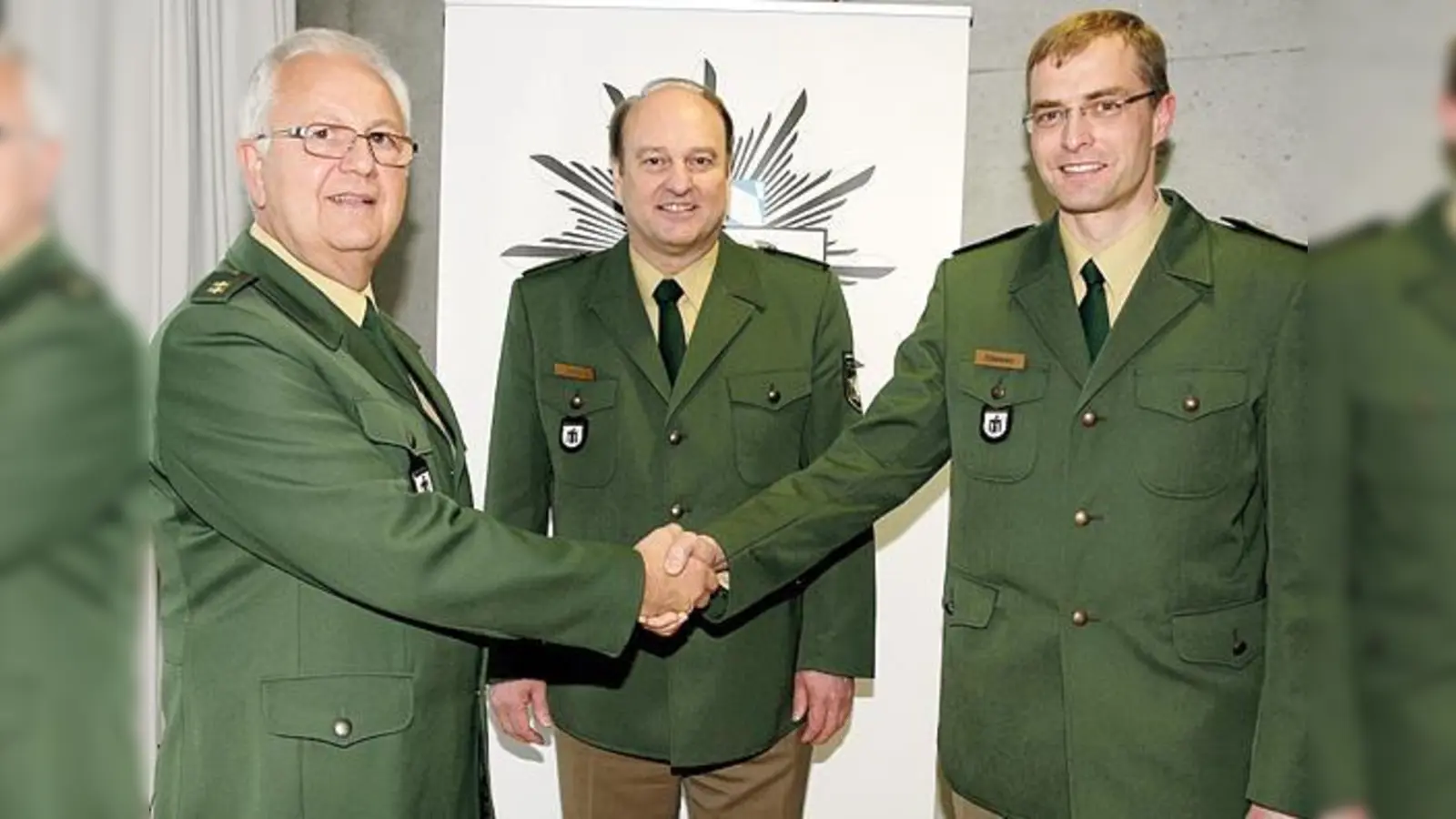 Ludwig Schmöller, Münchens Polizeipräsident Hubertus Andrä und Michael Dibowski beim Stabwechsel in Giesing.	 (Foto: Polizei)