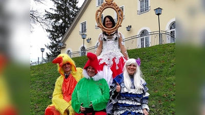 Johannes Müller, Andrea Haslacher, Marianne Scherer und Margot Megele (von links) von der aktion hoffnung freuen sich auf den Start der Faschingsmärkte und präsentieren die bunte Vielfalt an Secondhand-Faschingskostümen. (Foto: Karin Stippler/Aktion Hoffnung)