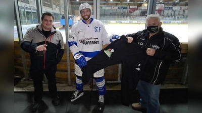 Freude über neue Trainingshosen (von links): Florian Keppeler mit Manuel Weninger und Spartenchef Lorenz Barfüßer. (Foto: SC Forst e-V.)