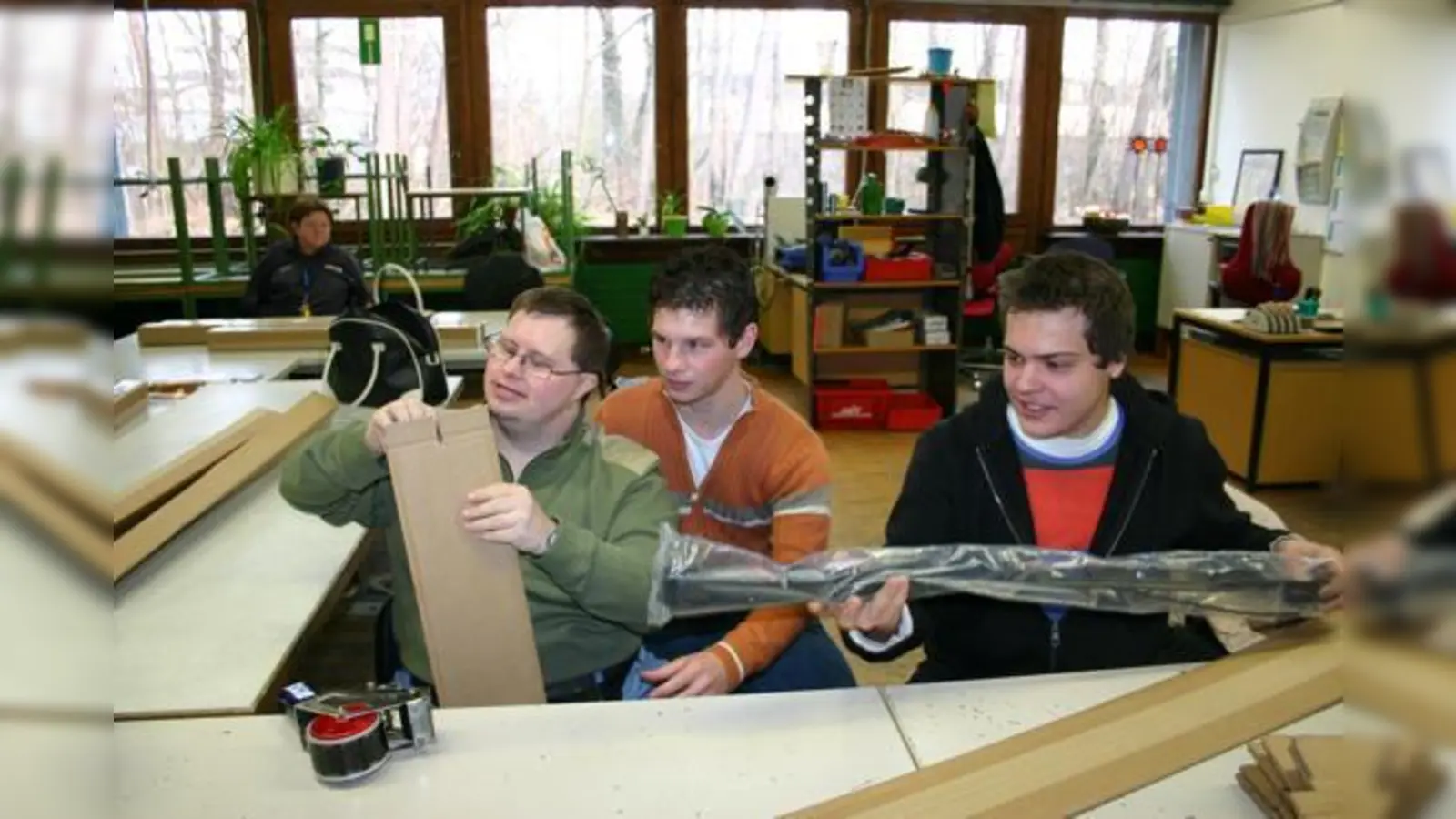 Zivildienstleistender Thomas Antoniol (Mi.) und Franz Poller, Teilnehmer im Freiwilligen Sozialen Jahr (re.), unterstützen einen Beschäftigten des Heilpädagogischen Centrum Augustinum bei seiner Arbeit.  (Foto: sm)