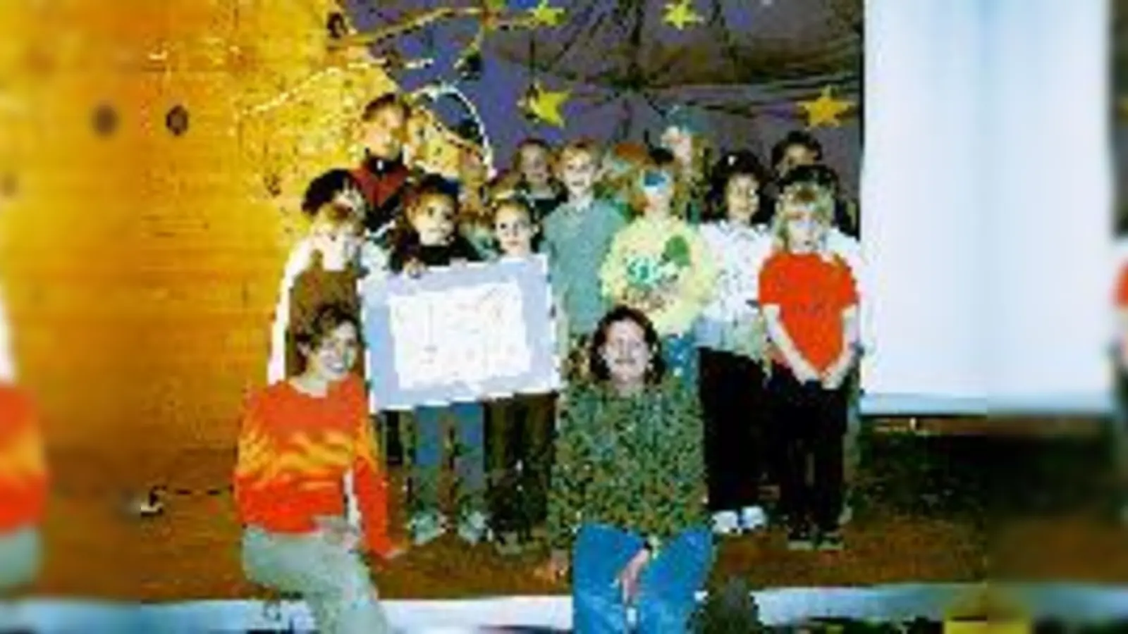 Gemeinsam mit Steffi Kreuzinger (li.) und Kathrin Meister (re.) posieren die Kinder unter ihrem selbstgebauten Mobile. 	 (Foto: ta)