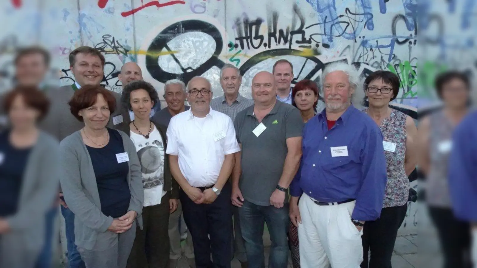 Günter Keller, Vorsitzender des Bezirksausschusses 7 (Mitte, weißes Hemd), mit Ehrenamtlichen aus dem Stadtbezirk (von links): Uli Koller (Flüchtlingshelferin), Jens Röver (Stadtrat), Oliver Haas (Baugenossenschaft Kriegersiedlung), Suny Kim (Flüchtlingshelferin), Herbert Nagl (FC Ludwigsvorstadt), Hans Lernhard (Kleingartenverein Villa Flora), Siggi Schorpp (FC Ludwigsvorstadt), Matthias Jörg (Mieterbeirat), Melitta Rheude-Indinger (Flüchtlingshelferin), Richard Stahnsdorf (Seniorenbeirat) und Maria Hemmerlien (BA 7). (Foto: tab)