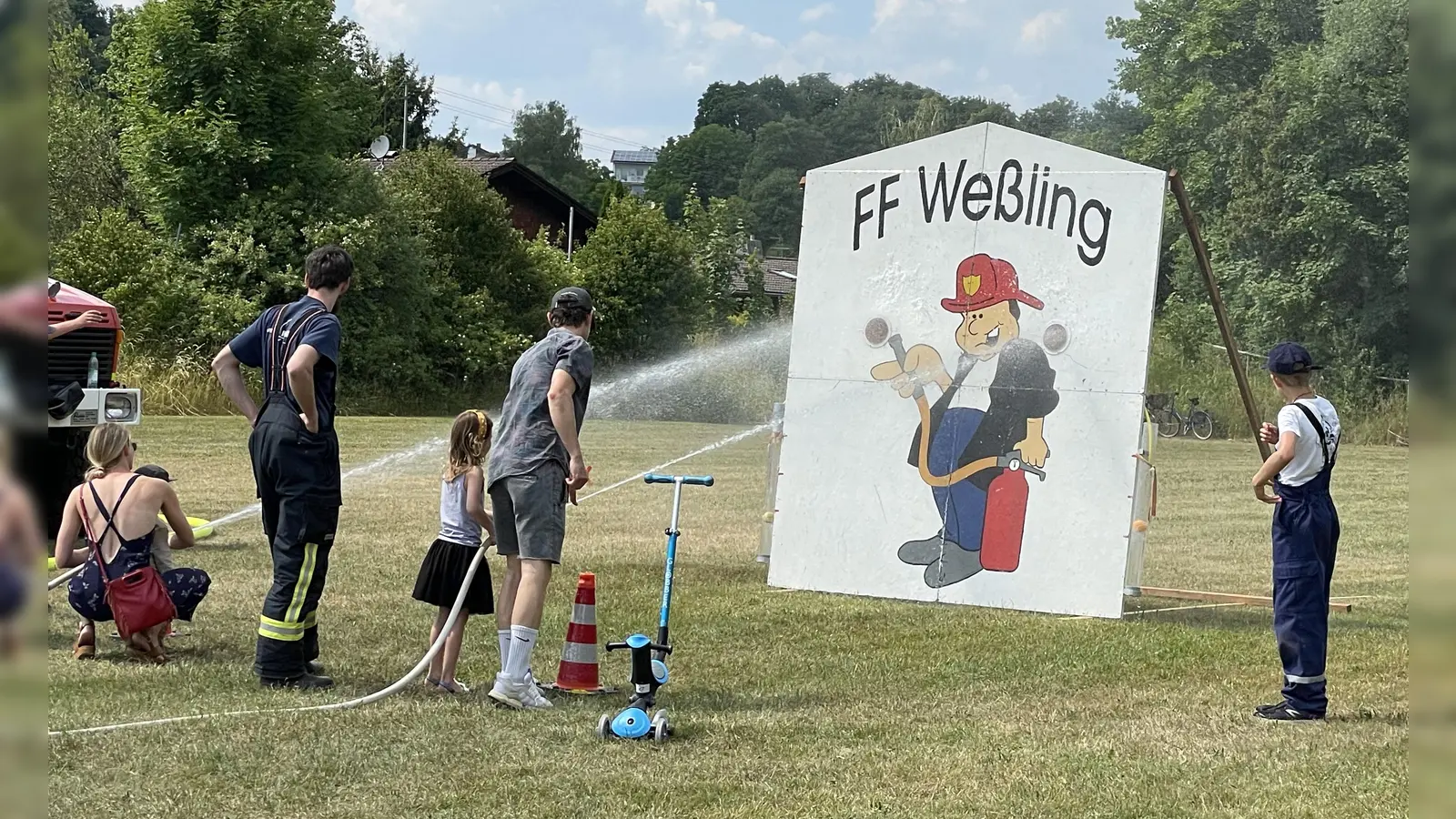 Beim Zielspritzen bei der Feuerwehr konnten sich die kleinen Besucher erfrischen. (Foto: pst)
