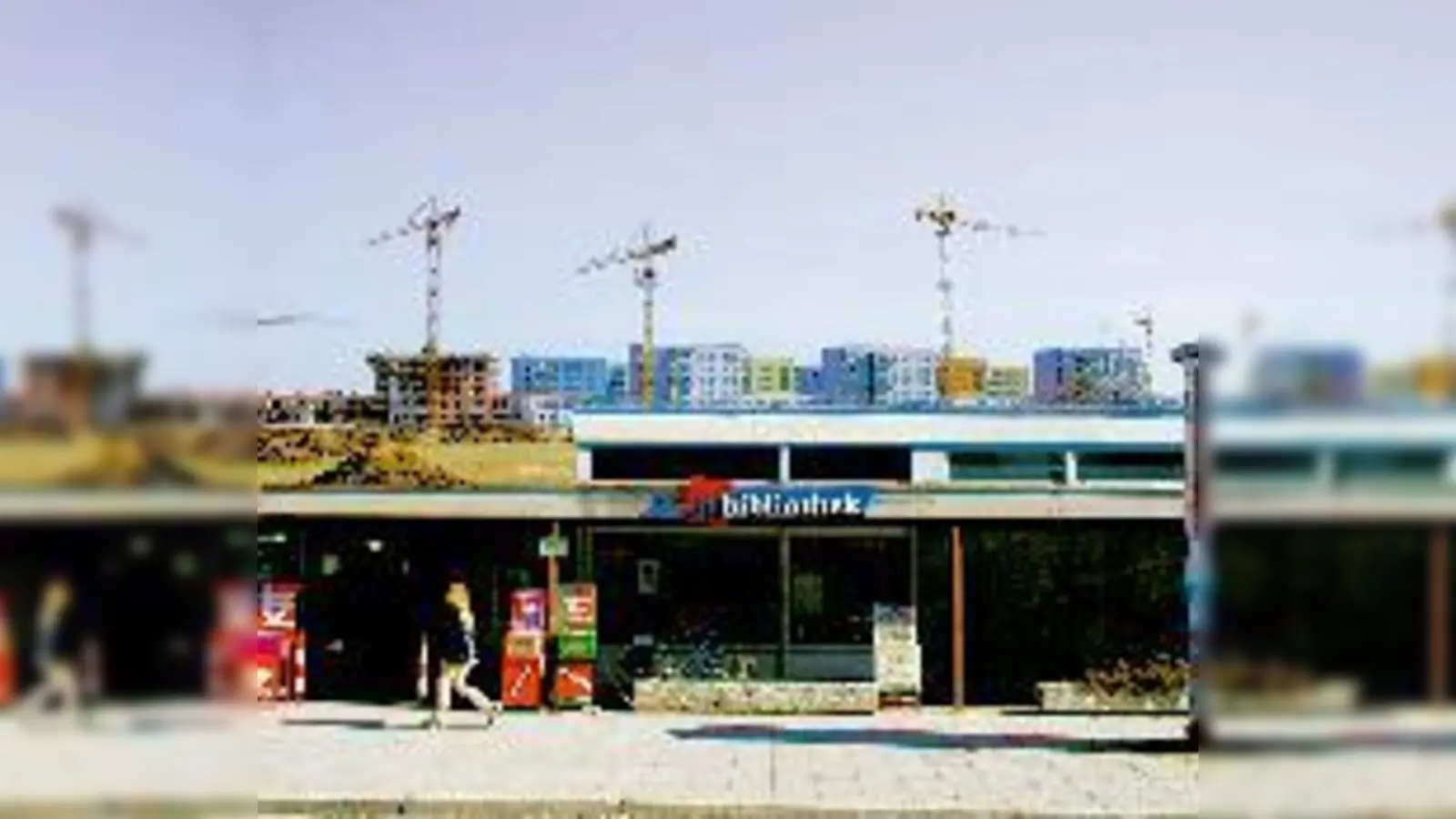 Die Stadtteilbibliothek auf der Panzerwiese? Das können und wollen sich die Hasenbergler nicht vorstellen. Doch es gibt jetzt wohl kein Zurück mehr.	Fotos: cr;  (Montage: Mayerhofer)