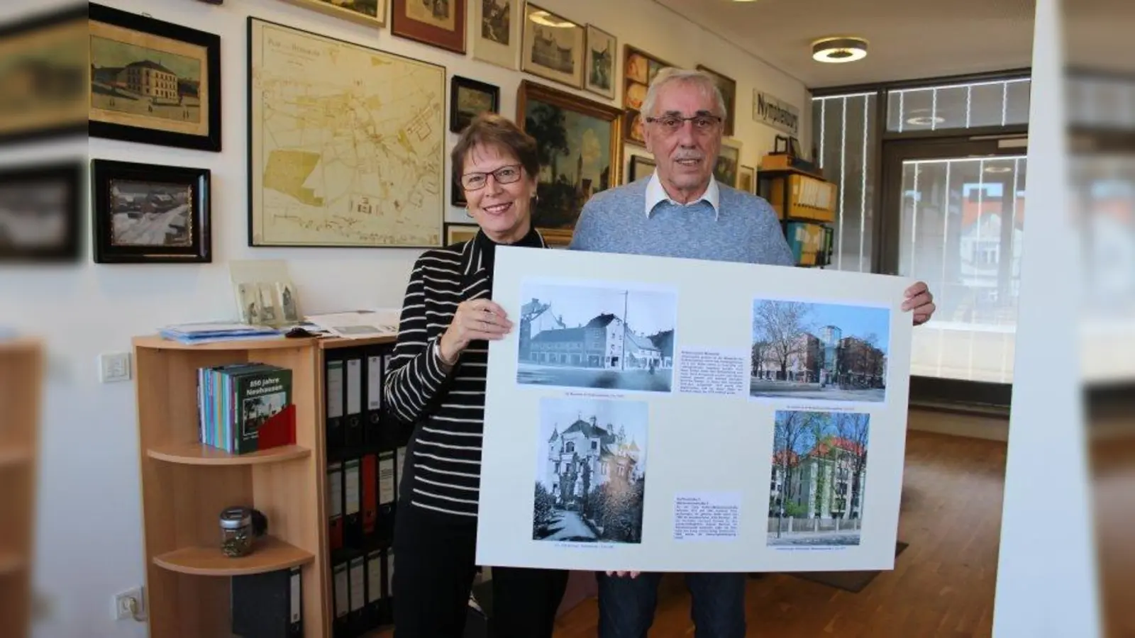 Franz Schröther, der Vorsitzende der Geschichtswerkstatt Neuhausen, präsentiert zusammen mit Fotografin Ruth Breitkopf eine Fototafel aus der Ausstellung. (Foto: sb)