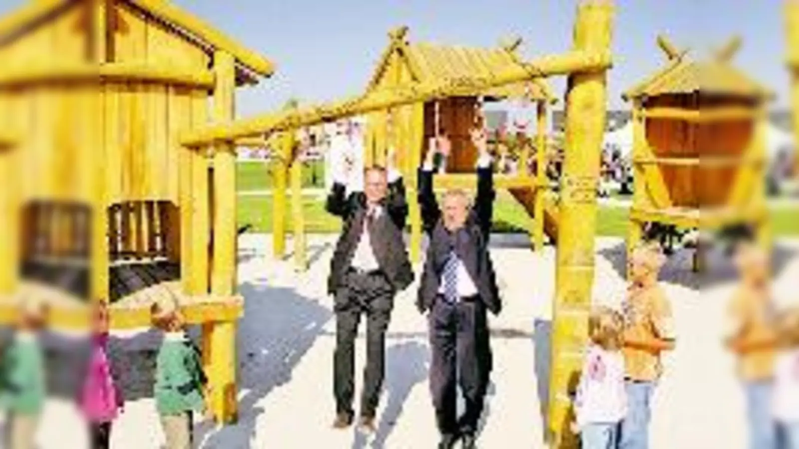 Oberbürgermeister Christian Ude und Klaus Kirchberger, Sprecher der Geschäftsführung der Bayerischen Hausbau (v. re.), testen das Spieldorf.   (Foto: Föll)