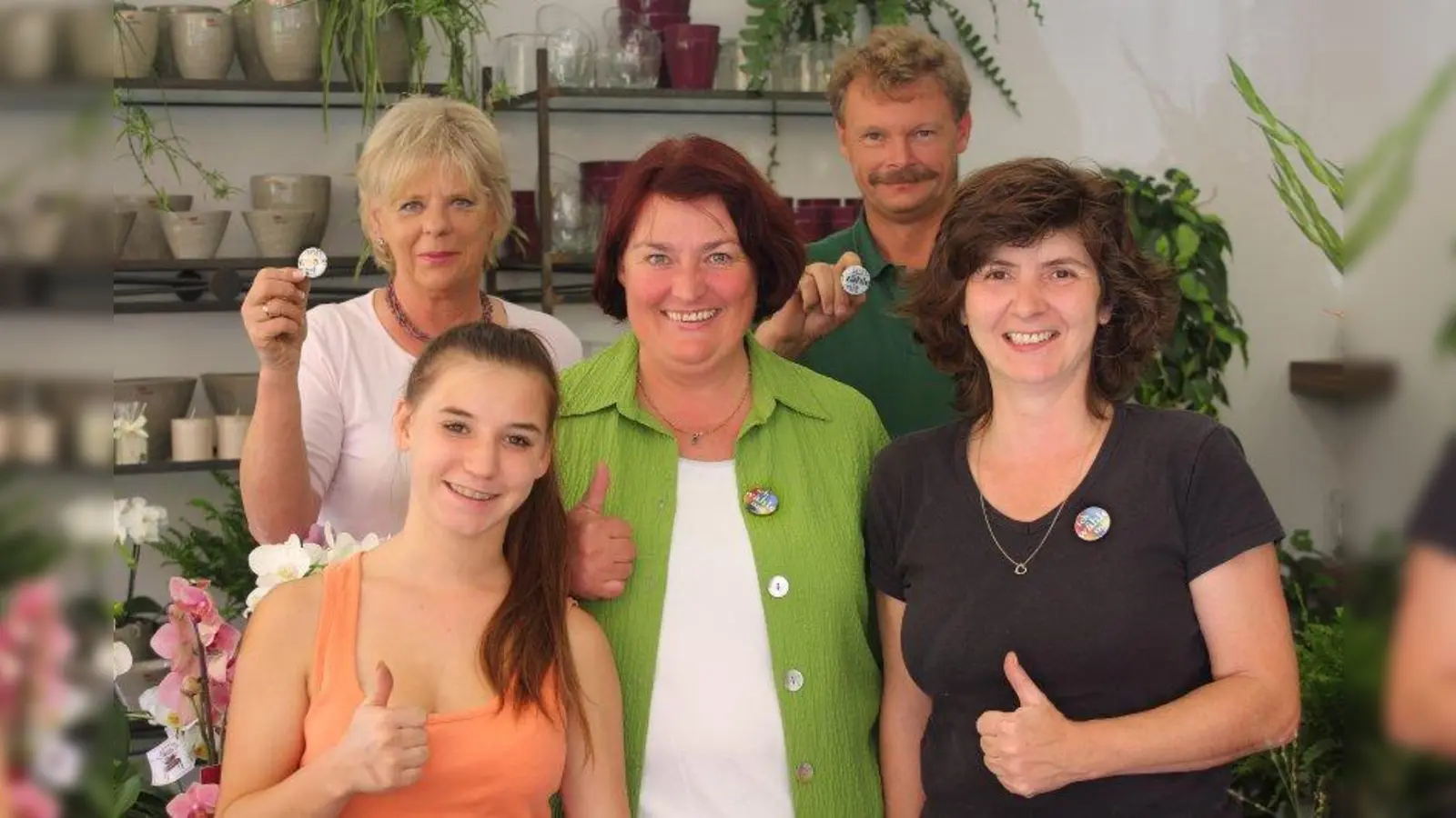 Heidi und Stefan Wagner, Gärtnerei Wagner, mit ihren Mitarbeiterinnen sind sich einig: <br>„Wir machen mit - wir gehen wählen!” (Foto: AB)