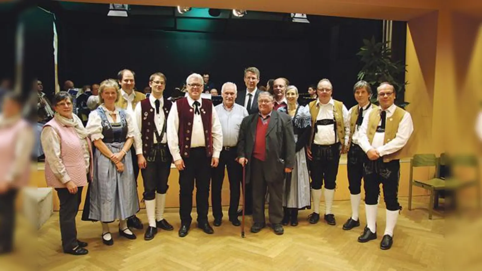 Truderinger Musikverein: 1. Vorsitzender Reinhold Obermeier (5. v.l.), 2. Vorstand Martin Förster (4. v.l.), 3. Vorstand Iris Blüml (2. v.l.), Geschäftsführer Martin Schall (6. v.l.) und Wahlleiter Markus Blume (7. v.l.).	 (Foto: privat)