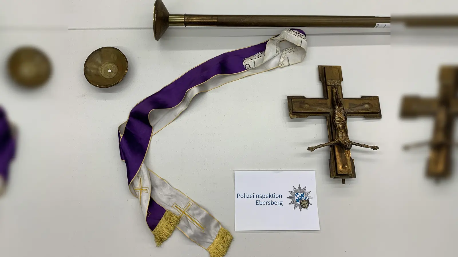 Diese kirchlichen Gegenstände hatte der junge Mann entwendet und damit seinen Krontrahenten niedergeschlagen. (Foto: PI Ebersberg)