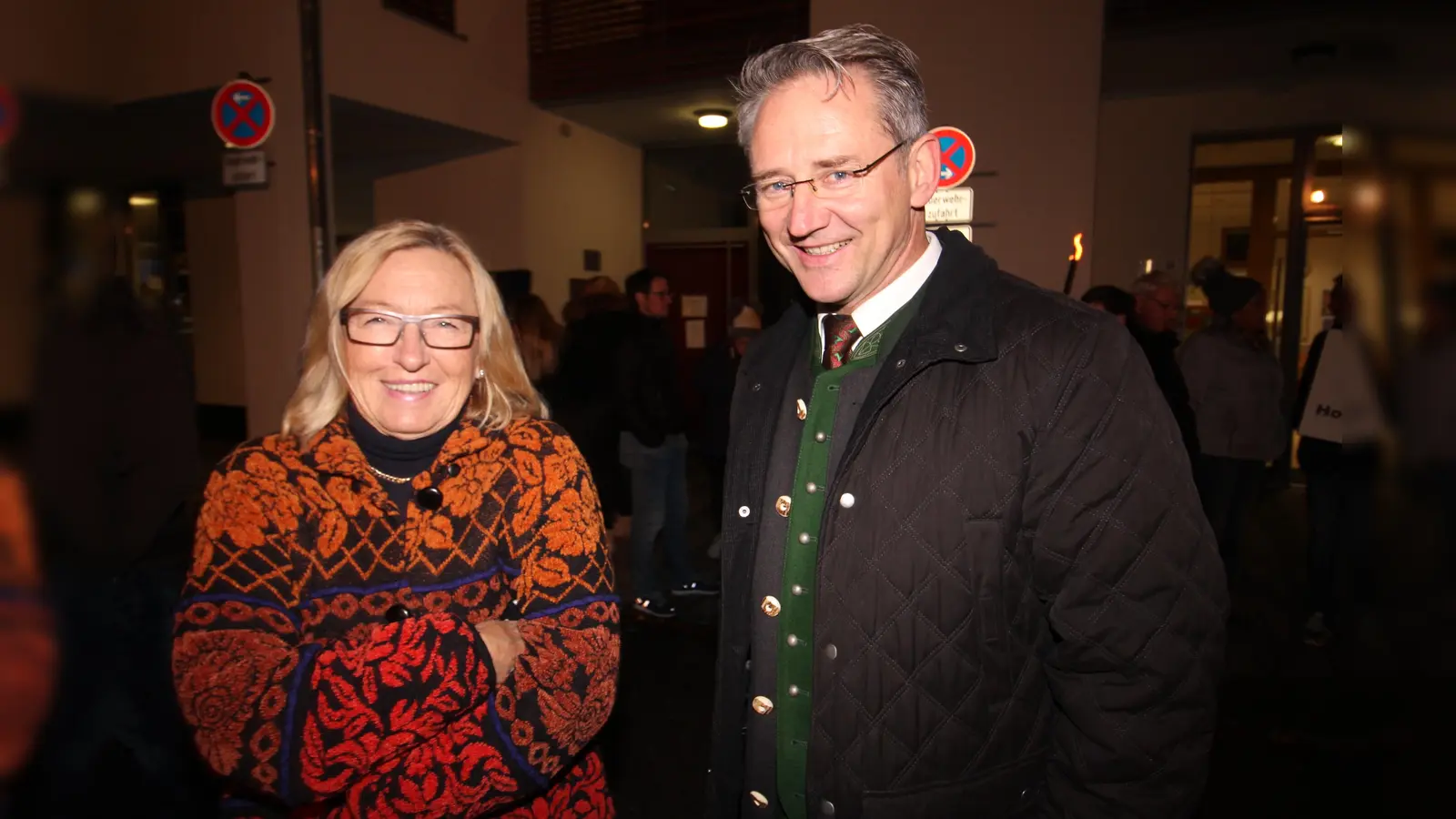 Brunnthals Bürgermeister Stefan Kern im kontroversen, aber sachlichen Dialog mit Ruth Riha bei der Demo in Brunnthal. (Foto: RedHe)