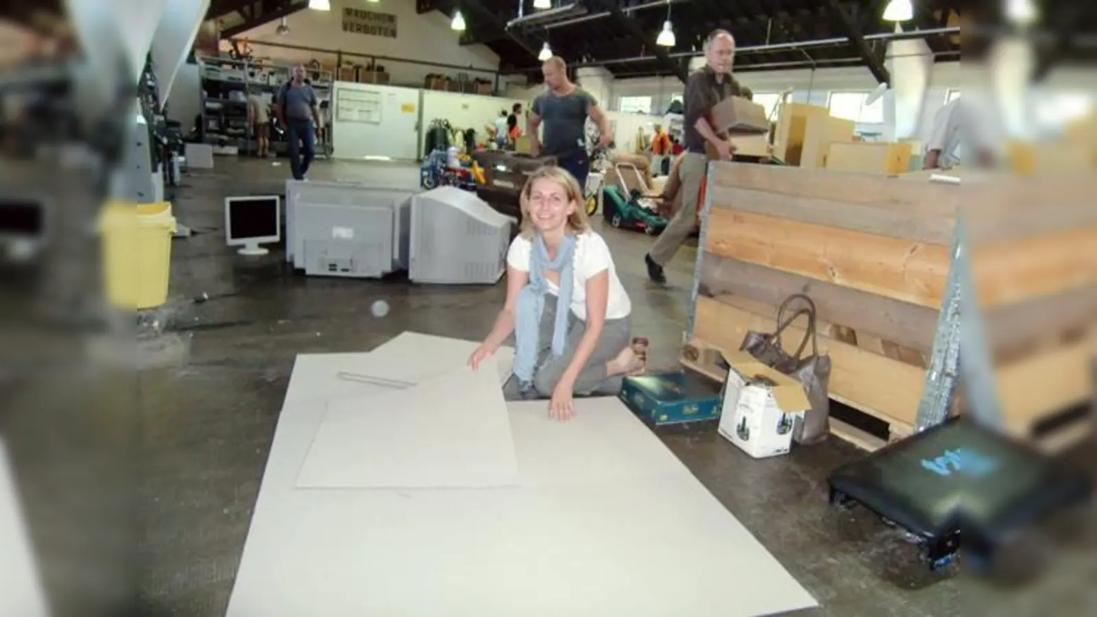 Pia freut sich: zehn Quadratmeter hellgraue, nagelneue Teppichfliesen fürs Zimmer ihrer kleinen Tochter für vier Euro.  (Foto: ikb)