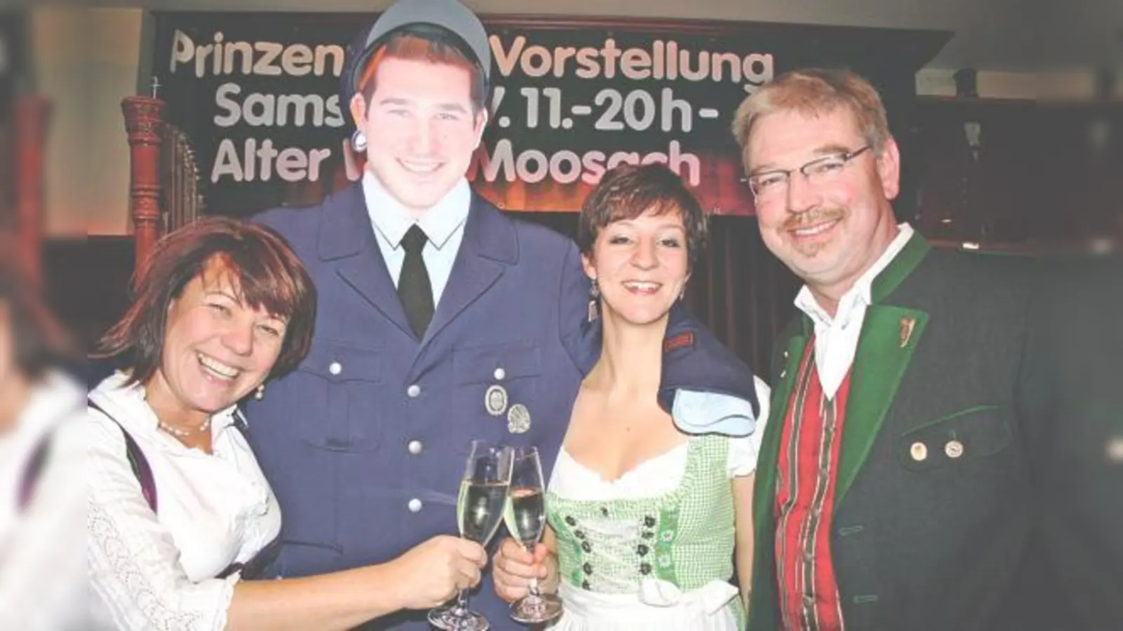 Bei der Präsentation des Moosacher Prinzenpaares die Landtagsabgeordnete Diana Stachowitz aus Moosach, Prinz Markus I. als Pappkamerad, Prinzessin Rebecca I. und der Moosacher Stadtrat Alexander Reissl (v. l.).	 (Foto: ws)