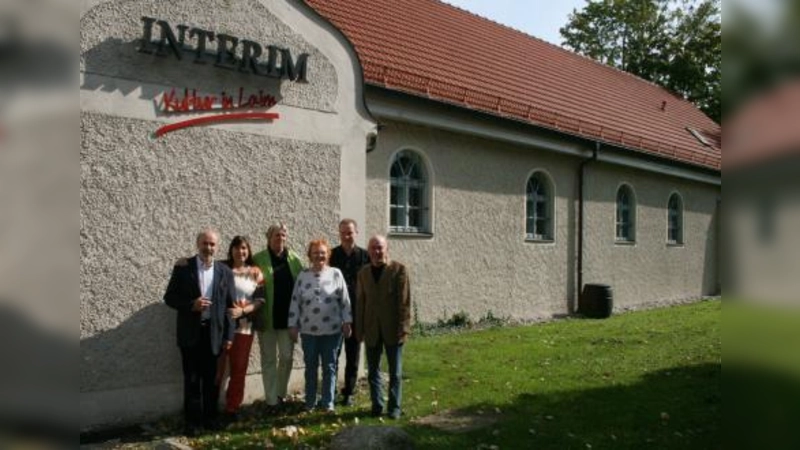 Der Verein Bürgertreff Laim schuf das Kulturzentrum Interim und führt es in Trägerschaft, gefördert durch das Kulturreferat – auf dem Foto vom derzeitigen Team: (von rechts) Hans Falter (einer der Gründer, Vorsitzender des Bürgertreffs Laim), Dieter Bulach, Hannelore Winkler, Renate Jorewitz, Marianne Hartl und Werner Brandl (SPD-Bezirksrat). (Foto: Helmar Klier)