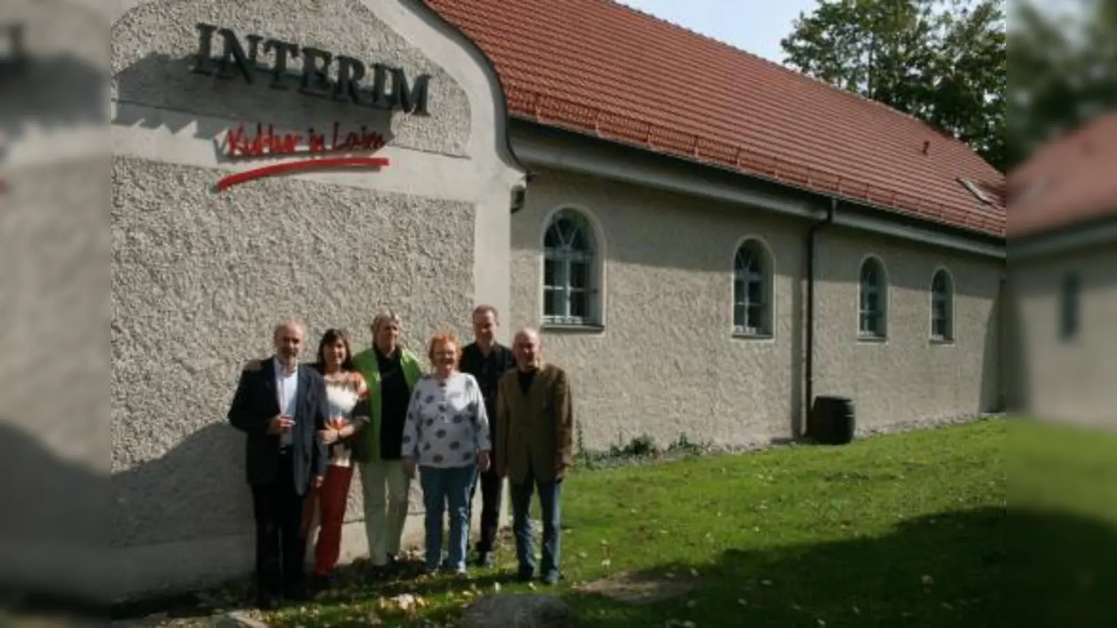 Der Verein Bürgertreff Laim schuf das Kulturzentrum Interim und führt es in Trägerschaft, gefördert durch das Kulturreferat – auf dem Foto vom derzeitigen Team: (von rechts) Hans Falter (einer der Gründer, Vorsitzender des Bürgertreffs Laim), Dieter Bulach, Hannelore Winkler, Renate Jorewitz, Marianne Hartl und Werner Brandl (SPD-Bezirksrat). (Foto: Helmar Klier)