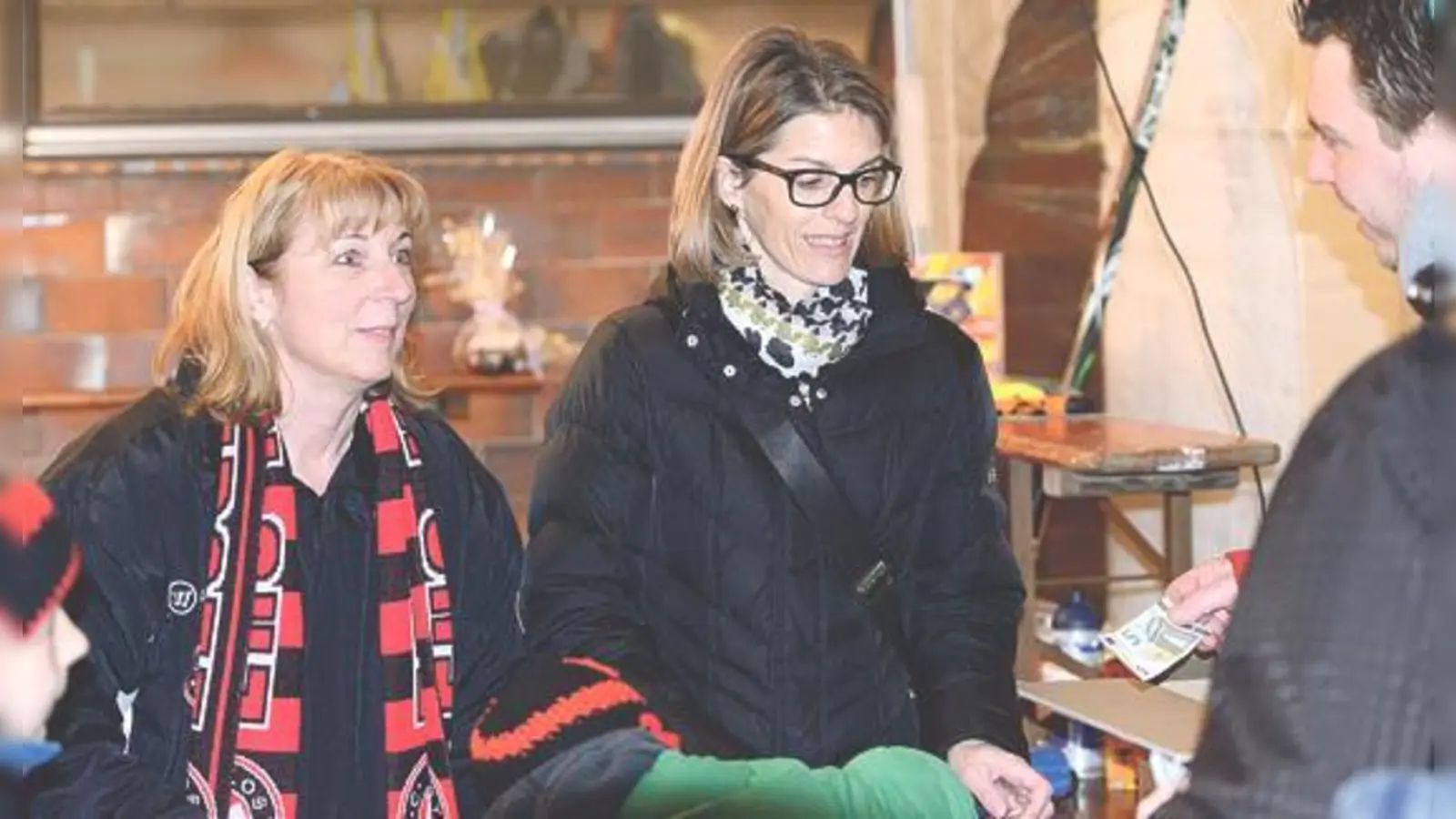 Christine Eibl und Sabine Schunda am vergangenen Freitag beim Tombola-Stand im Grafinger Eisstadion.	 (Foto: smg/Nicky Alexander)