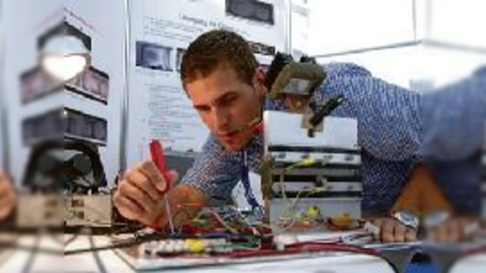 Ein Teilnehmer beim Bundeswettbewerb 2007 legt letzte Hand an sein Projekt.	 (Foto: VA)