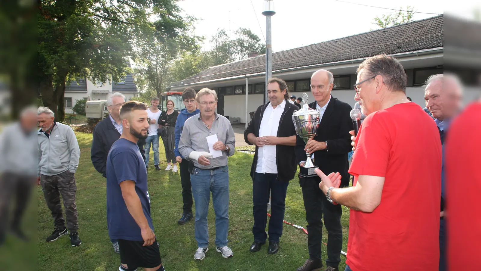 In diesem Jahr tauschten die Vorjahressieger die Plätze. Platz eins war die Mannschaft der Fröttmaninger Kickers.  (Foto: privat)