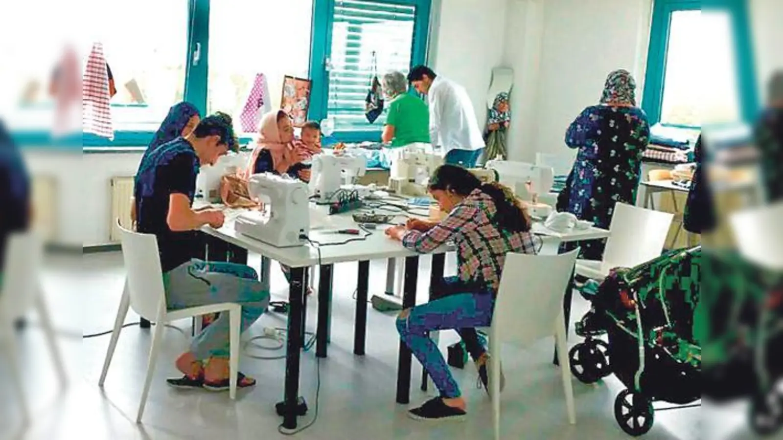 Die Nähstube in der Flüchtlingsunterkunft wird gut von den Bewohnern angenommen. 	 (Foto: Stadt Unterschleißheim)