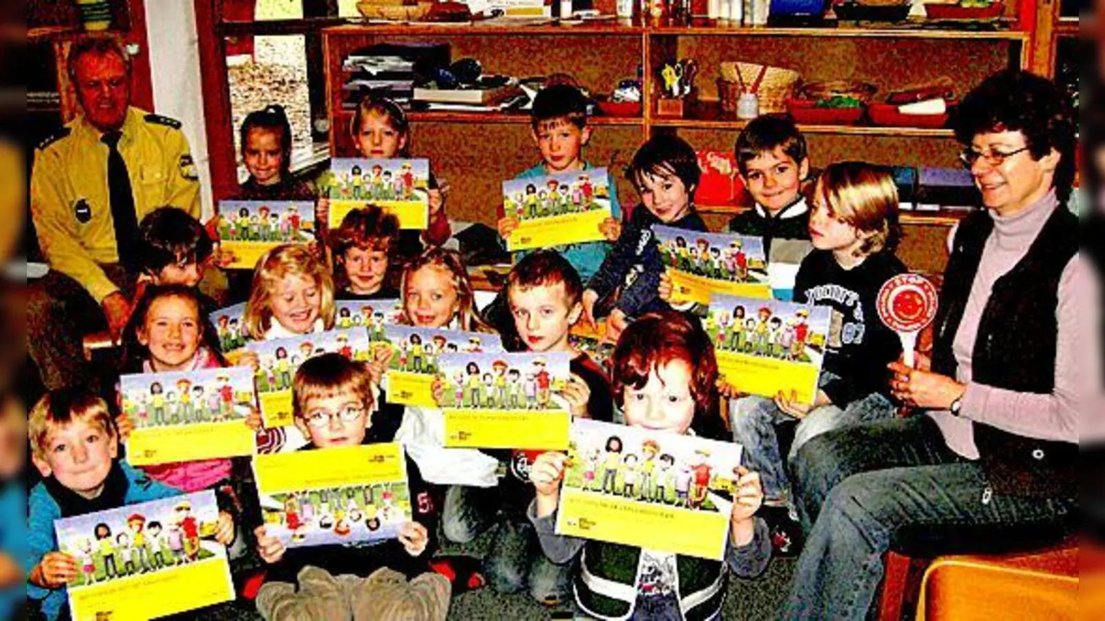 Die Kinder des BRK-Kindergartens Moosach-Altenburg freuen sich über die neuen Malhefte, eine Kampagne für mehr Verkehrssicherheit.	 (Foto: KVW)