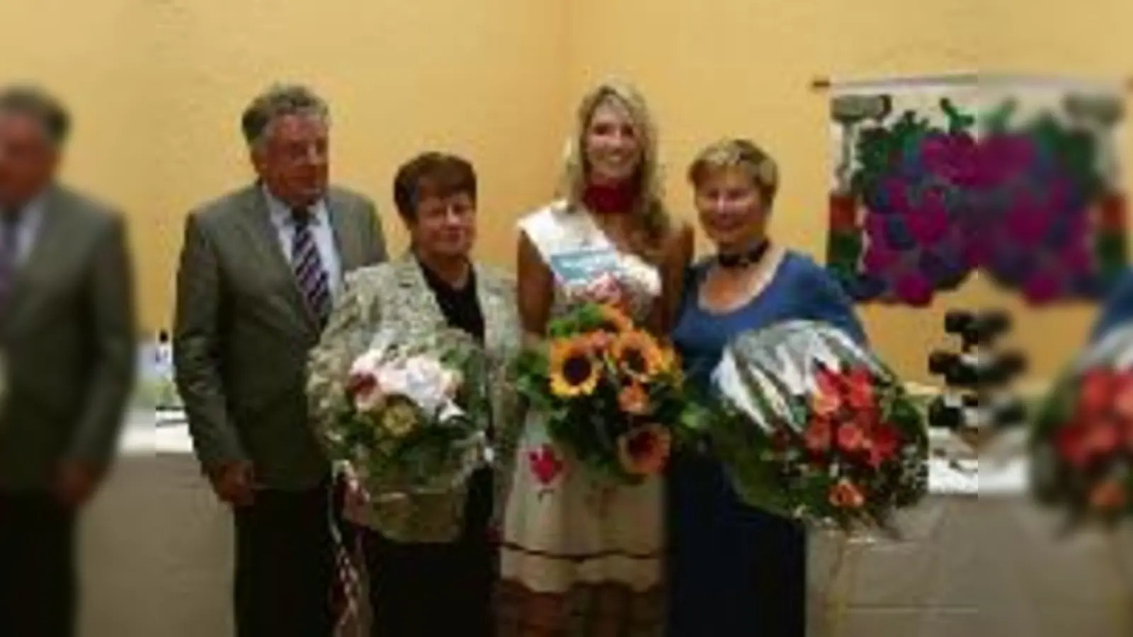 Gruppenfoto nach der spannenden Misswahl  Verleger A..J. Bergmaier nebst Gattin Brigitte, Manuela Schwarz, der »Miss Moosach 2008« und Lilo Welte, deren Familie den Moosacher Anzeiger vor 60 Jahren aus der Taufe hob. 	 (Foto: ek)