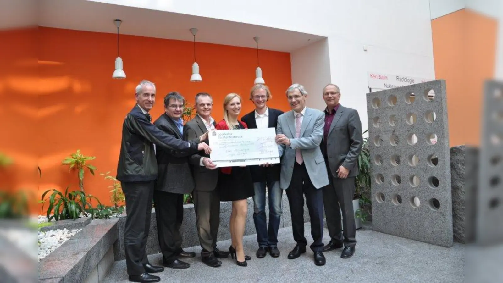 Bei der Übergabe der Spendensumme (von links): Albert Ludwig, Manfred Herrmann, Manfred Steinert, Melanie Spiethaler und Peter Schuh von der Tanzschule &amp;quot;Tanz-Schuh&amp;quot; aus Starnberg, Dr. Rupert Habersetzer Vorsitzender des Fördervereins der Klinik und Gottfried Aumiller. (Foto: Kreisklinik)