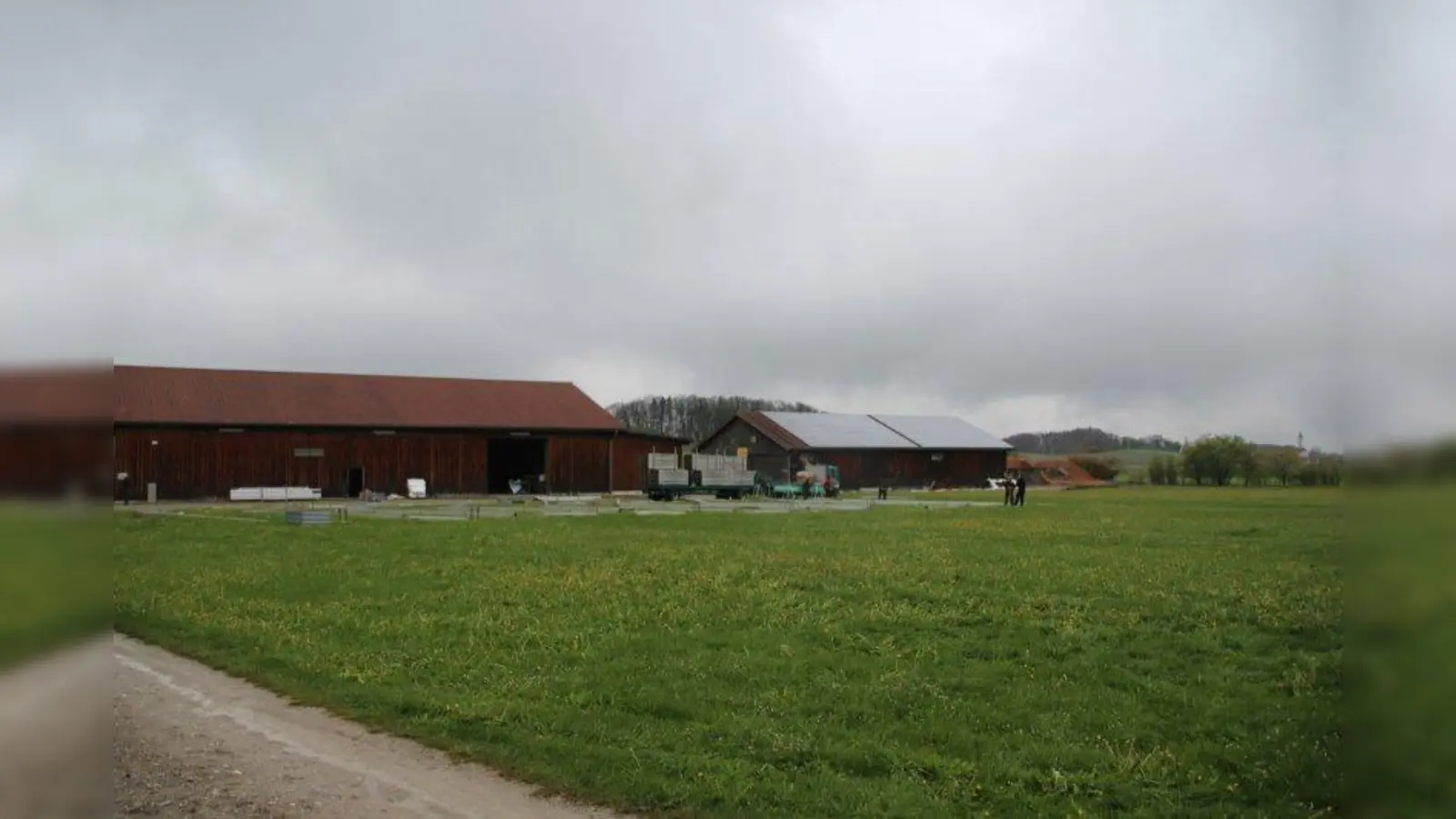 Noch ist es ruhig auf der Wiese am Ortsausgang von Frieding. Die Eckpunkte für das Zelt werden abgesteckt, bevor die schweren Geräte anrücken. (Foto: Huss-Weber)