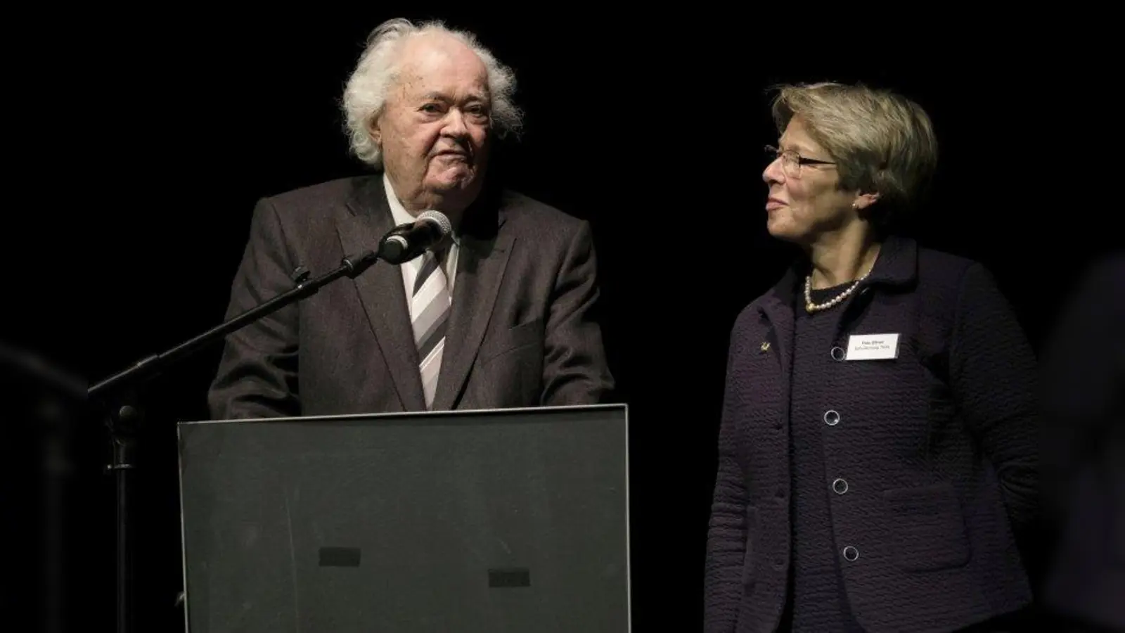 Dr. Manfred Saller war der erste Schulleiter des Thomas-Mann-Gymnasiums. Gemeinsam mit Schulleiterin Bärbel Ebner war er ins Prinzregententheater zur 50-Jahr-Feier der Schule gekommen. (Foto: Florian Schön)