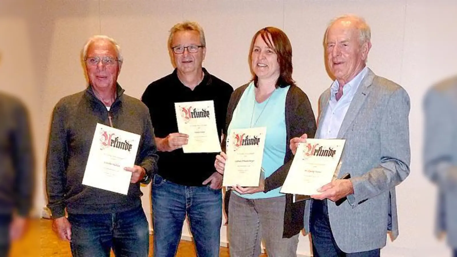 Für 50-jährige Vereinsmitgliedschaft beim TSV Schleißheim wurden im Bürgersaal Günther Balham, Erich Elsner, Gabriele Armannsberger und Wolfgang Daniel mit einer Urkunde geehrt.	 (Foto: Verein)