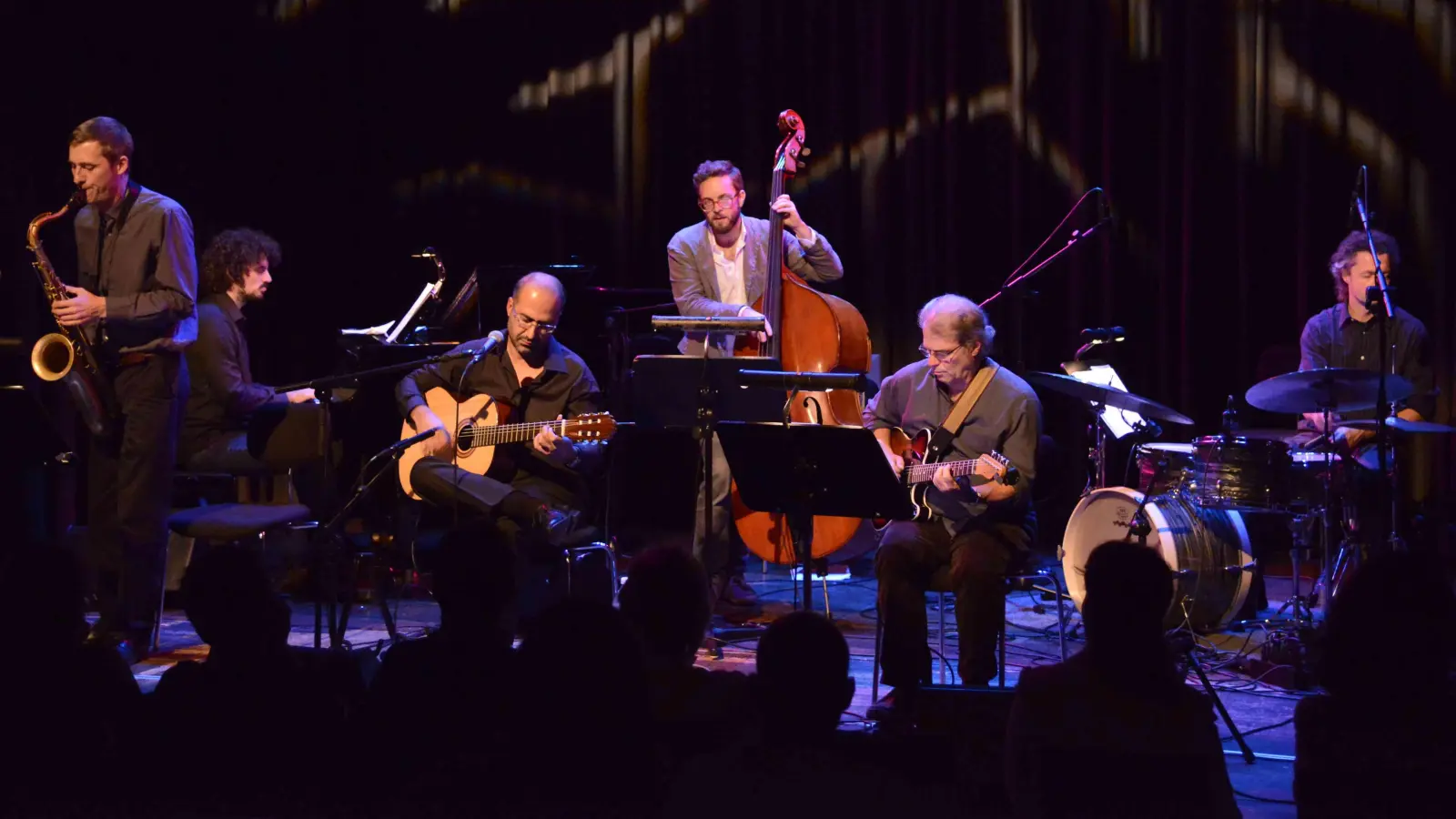 Rhythmisch mitreißende Lieder, die stark vom Flamenco beeinflusst sind, bringt Arash Sasan zu Gehör. (Foto: F. Saraji)