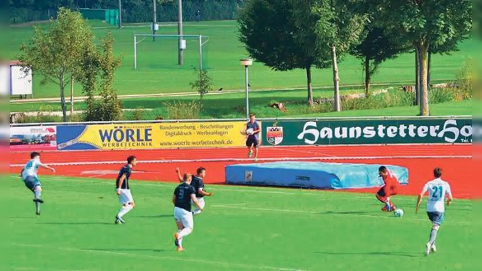 Mit einem 2:0-Vorsprung ging der TuS Holzkirchen in die Pause, die Augsburger holten sie in der 2. Halbzeit ein. 	 (F: Kopp)