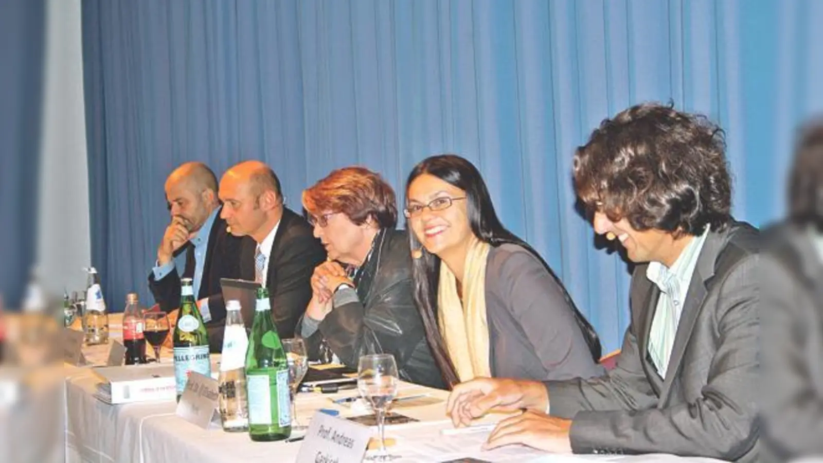 Stadtbaurätin Elisabeth Merk (oben, 2. von rechts) versprach bei der Diskussion zur Bebauung des Paulaner-Geländes, dass die Bürger stark eingebunden würden. 	 (Foto: js)