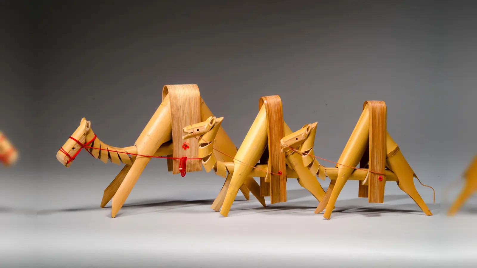 Dromedare aus einer taiwanesischen Bambuskrippe aus Bambusrohr. (Foto: Karl-Michael Vetters, Bayerisches Nationalmuseum)