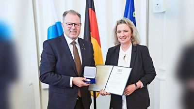 Sozialministerin Kerstin Schreyer verlieh die Bayerische Staatsmedaille für soziale Verdienste an Thomas Bihler aus Hallbergmoos, den Vorsitzenden des Flughafenvereins München. (Foto: Gert Krautbauer/StMAS)