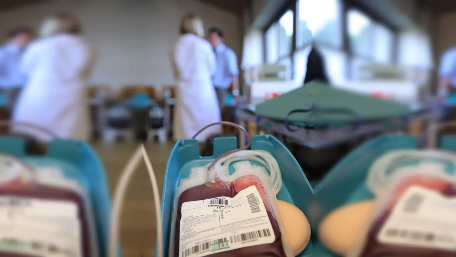 In Bayern sind jährlich ca. 240.000 Menschen bereit, ihr Blut für andere zu spenden. Doch aktuell bleiben viele Liegen leer, da nicht abgesagte Termine kurzfristig nicht anderweitig vergeben werden können. (Foto: BSD des BRK)