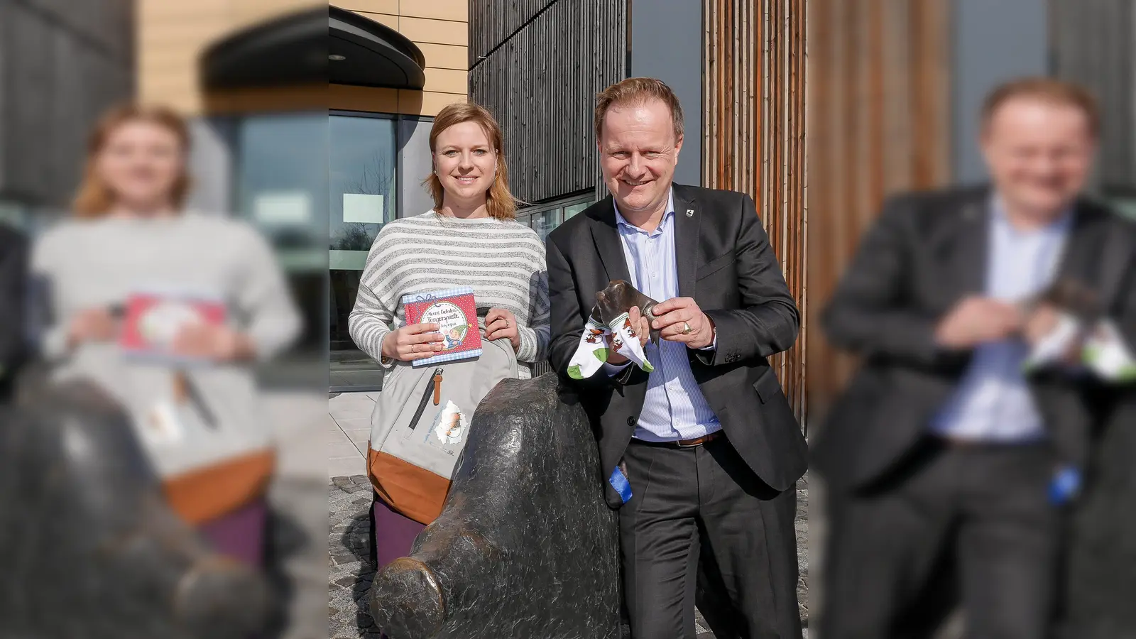 Babybesucherin Kristina Eibl und Landrat Robert Niedergesäß zeigen einige der Willkommensgeschenke. (Foto: LRA)